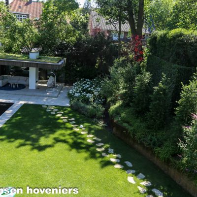 Grote tuin met zwevende trap en zwembad