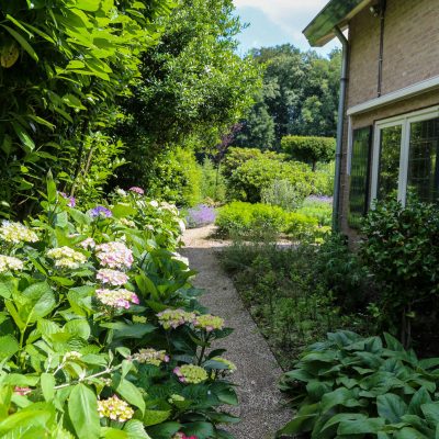 Zijtuin van landelijke natuurlijke tuin, Lensen hoveniers