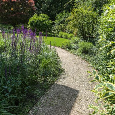 Pad in de voortuin landelijke tuin.